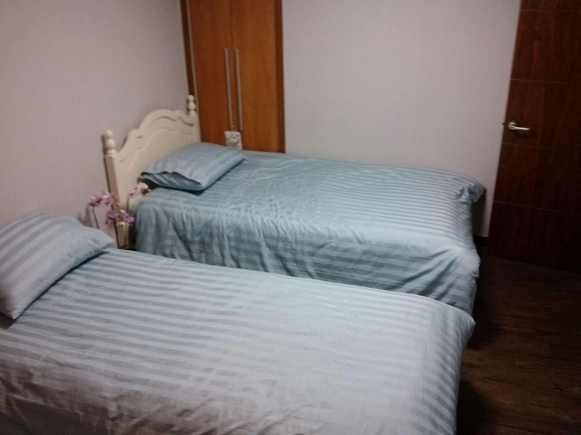 K Star Road Guesthouse - Hostel Seoul Exterior foto